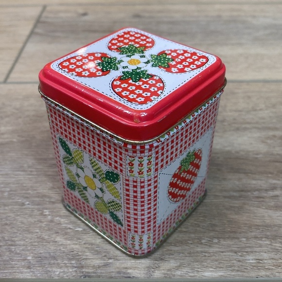 Vintage‎ 1979 Guild House Strawberry Scented Candle with Tin Box - Picture 3 of 8